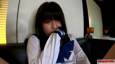 Zazavavy japoney 18 taona manana nono kely mitsindroka sy orgasme miaraka amin'ny rantsantanana sy kilalao fanaovana firaisana ara-nofo. Ny tovovavy aziatika ao amin'ny sekoly cosplay akanjo dia manome blowjobs amin'ny lahatsary am-pitiavana. Mao 7 OSAKAORN.