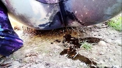 Pissing eny an-dalambe! Andao hijery an'i LilKiwwiMonster mandona ny paty ary mipi-pisa ao anaty loto!